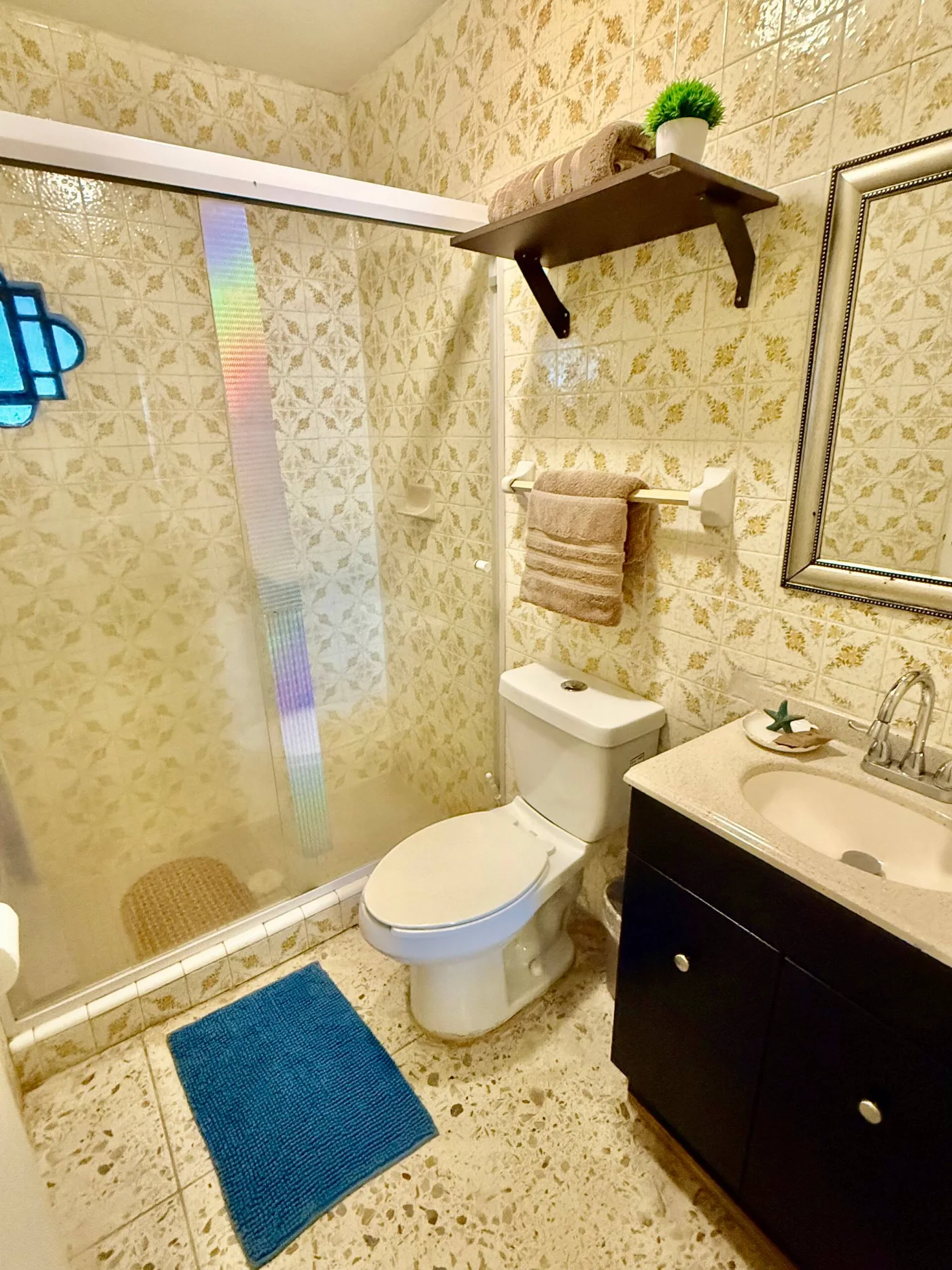 Baño con lavabo y toallas