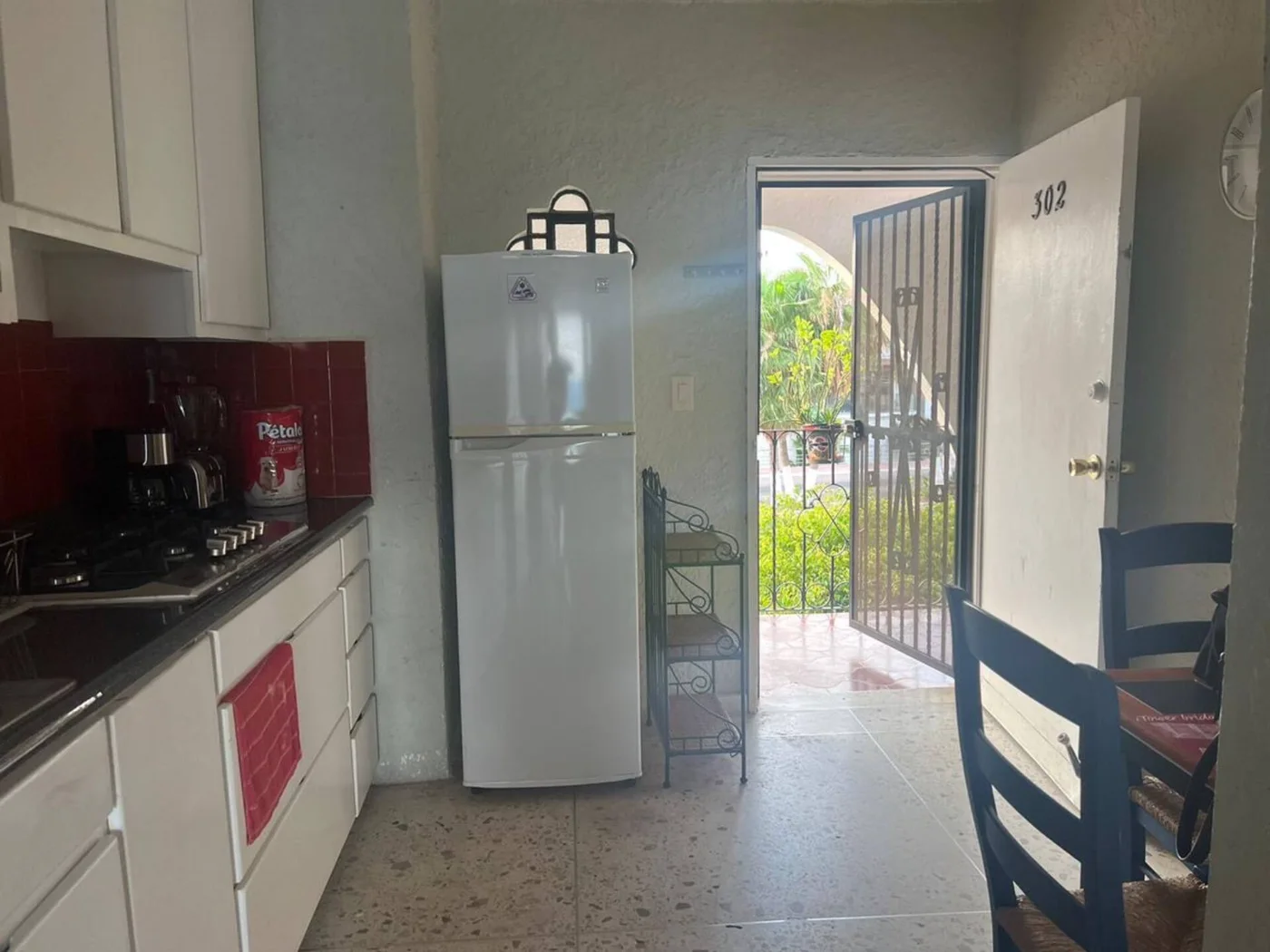 Cocina con refrigerador y barra