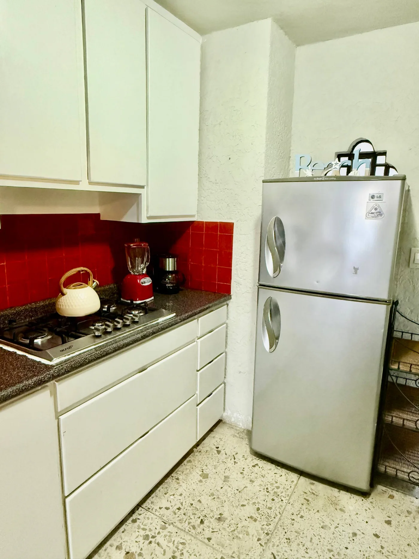 Cocina equipada con estufa y refrigerador