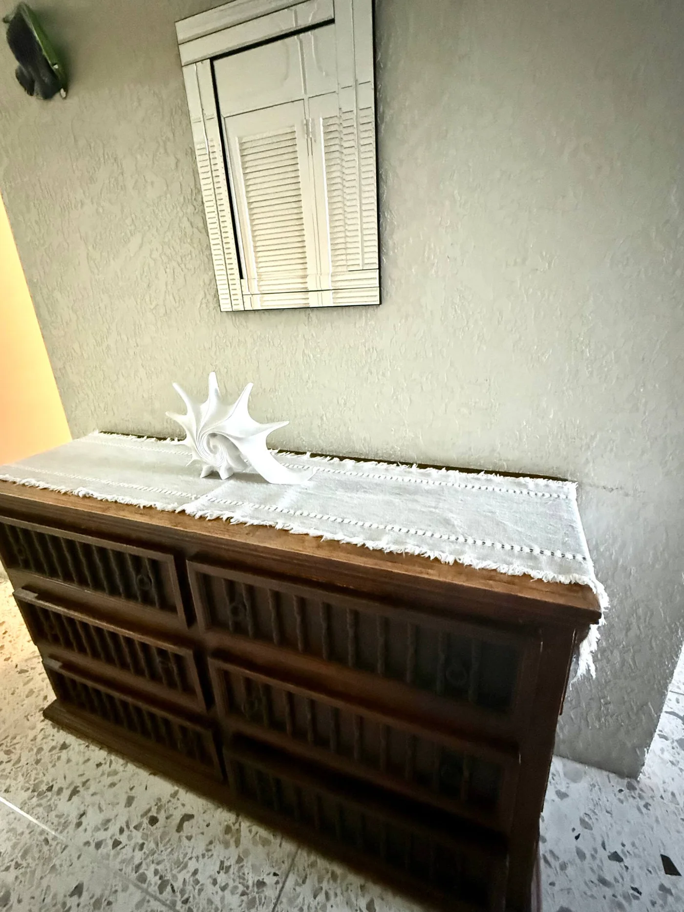Consola de madera con decoración marina
