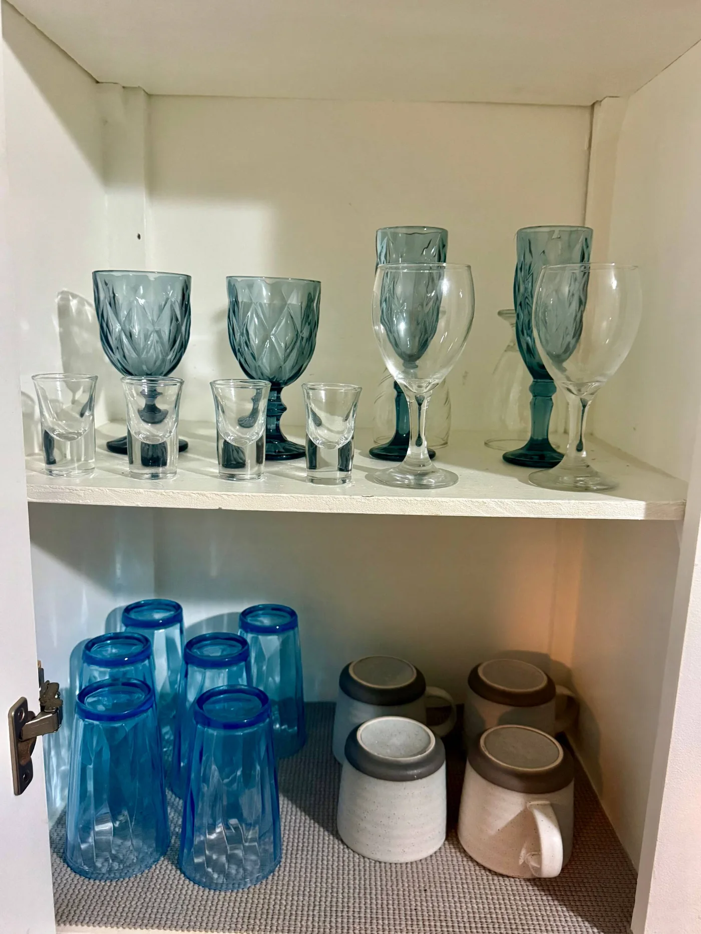 Copas y vasos listos en la alacena