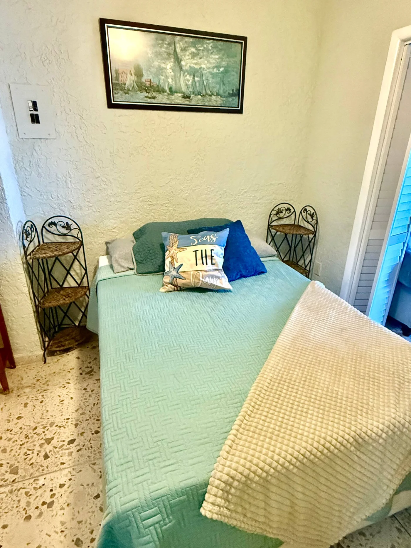 Recámara con cama y cojines