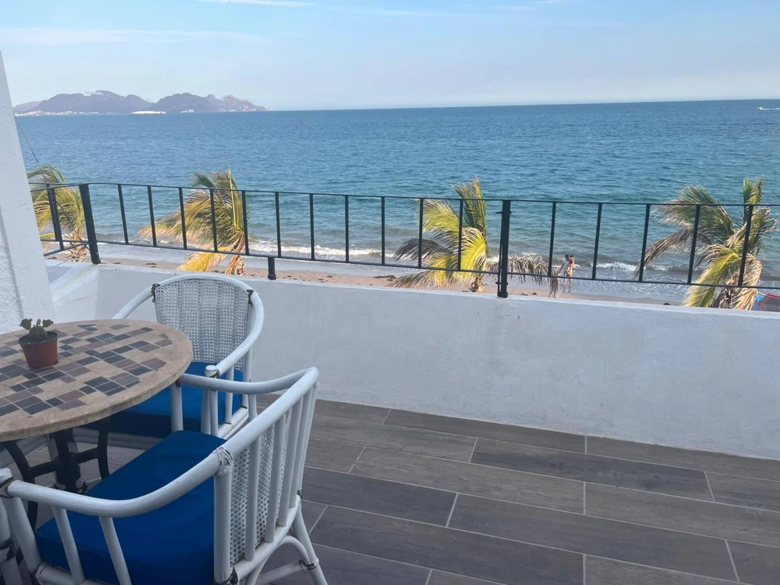 Mesa en el balcón con vista al mar