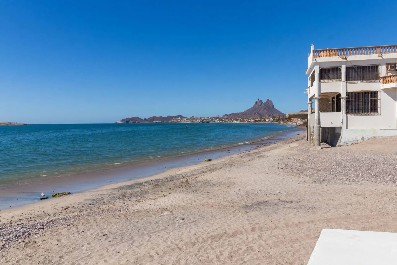 Playa de San Carlos con el cerro Tetakawi al fondo