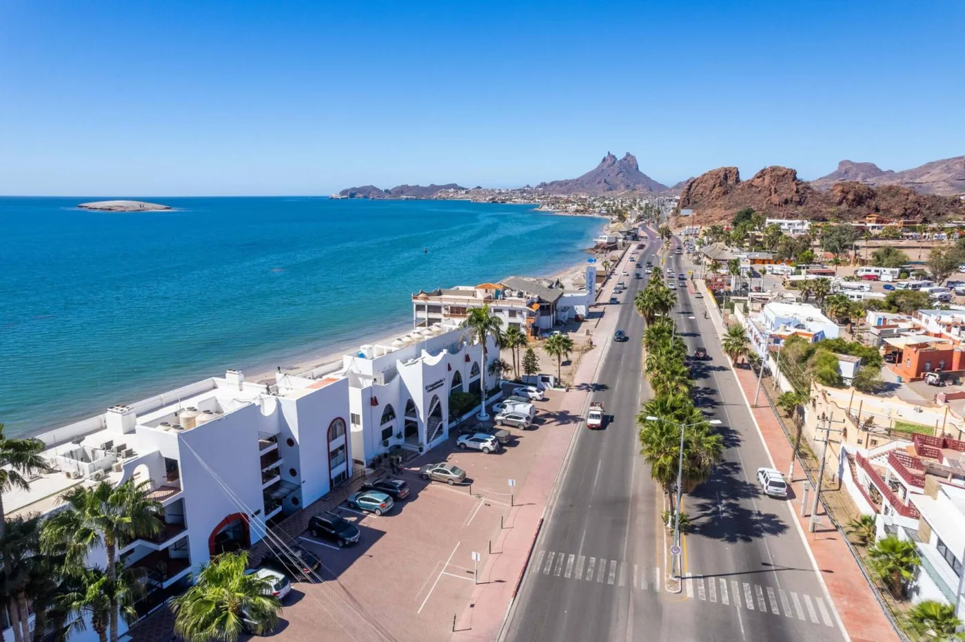Avenida principal de San Carlos junto al mar