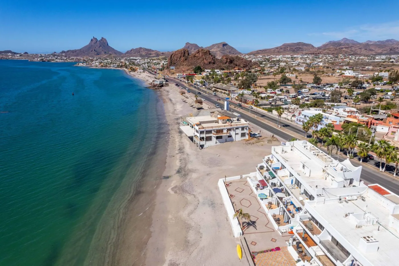 Vista aérea de la playa y el malecón